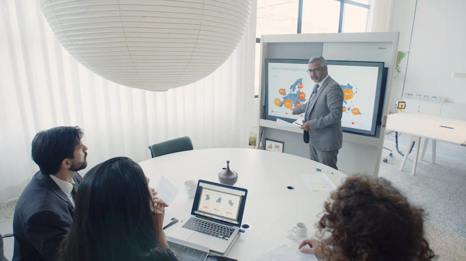 Professionisti B2B in una riunione strategica di marketing